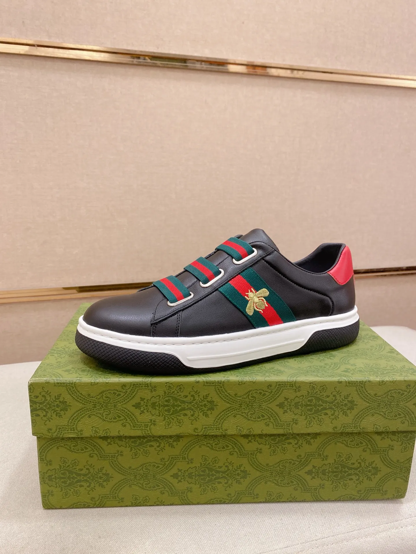Men's shoes💰 480💰The new GUCCI (Gucci) counters are launched simultaneously. The new men's shoes, 😘fabrics are selected from imported cowhide, and the lining is sheepskin lining. 👍🏿 High-end ☄️ air-cushion molded anti-slip rubber outsole, exquisite lines, simple and elegant, comfortable and high-end for leisure travel. Code number: 38 to 44 (45 can be customized and cannot be returned or exchanged)